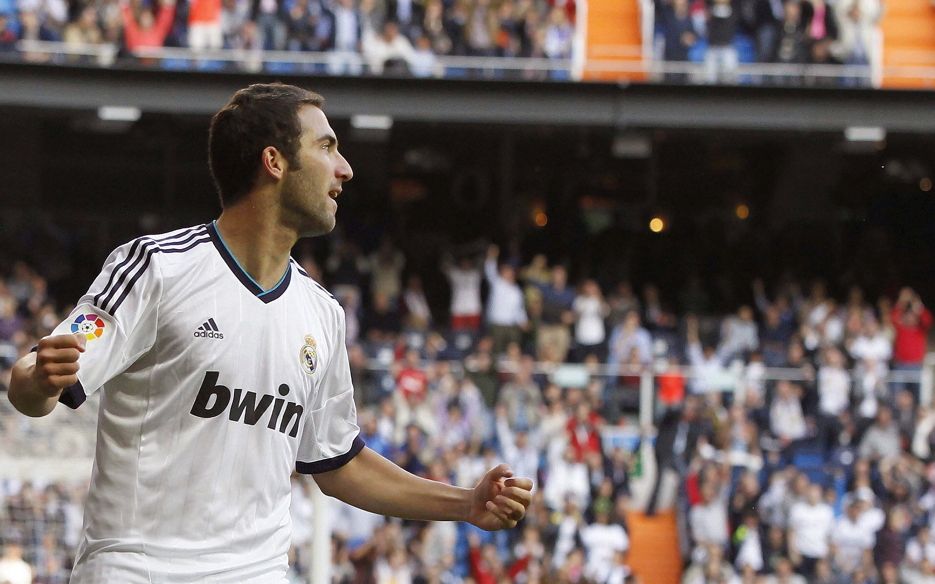 “英超豪门大比拼：争夺榜首引发关注”，英超十大豪门球队