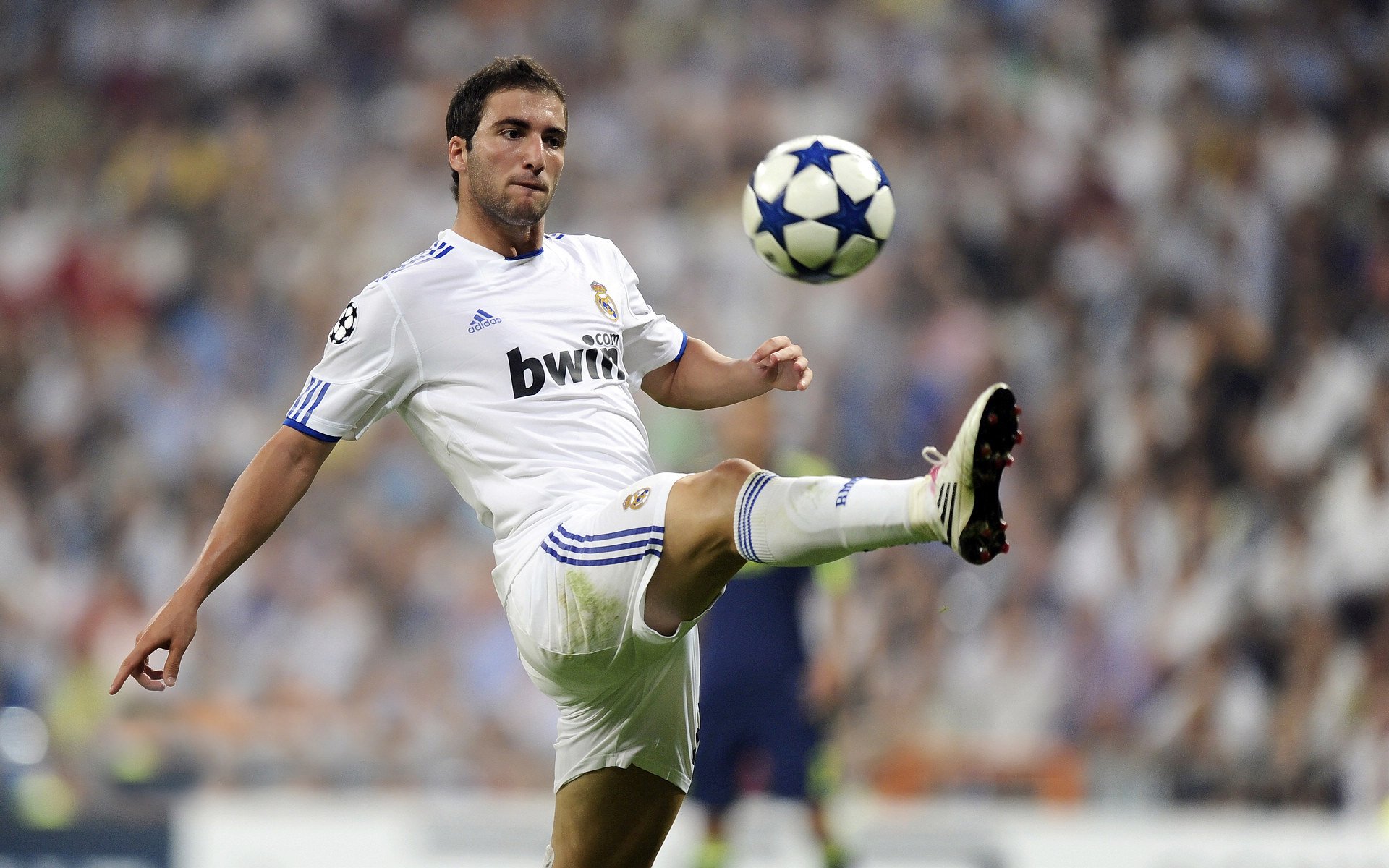 开云体育软件-哥伦比亚队中场卡瓦尼在巴黎奥运会上展现出强大的进攻组织能力