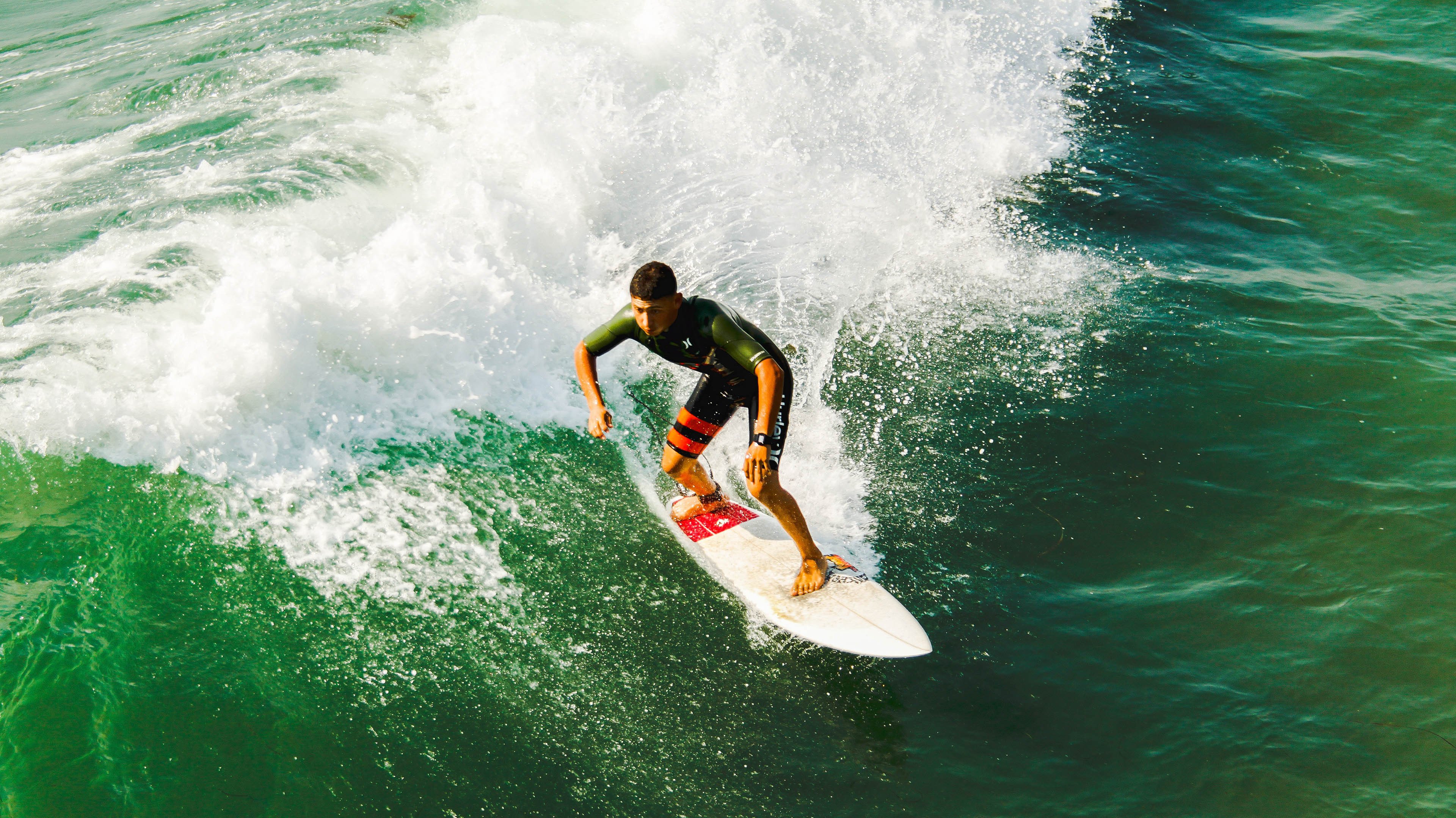 英超俱乐部商业赞助持续增加，财力雄厚，英超俱乐部能盈利吗